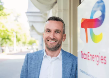 Nederlandse EV-rijder omarmt voordelen van slim en duurzaam laden