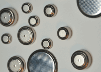 Kleintjes hebben een knoopcelbatterij zó doorgeslikt en dat is levensgevaarlijk