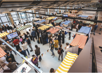 niet afwachten, maar omarmen, ervaren en doen