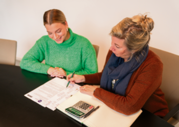 Als geldzorgen het werk raken, biedt Budgetcoach Groep hulp