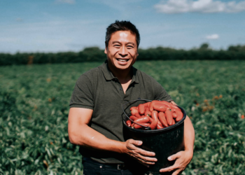 Extra genieten met de srirachasauzen van Go-Tan: ‘Je kunt ze veelzijdig als tafelsauzen neerzetten, maar je kunt er ook mee koken’